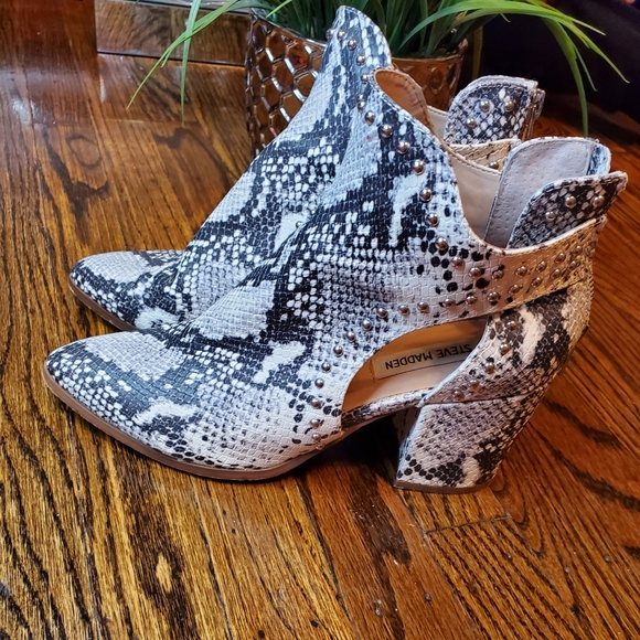 Steve Madden Justice Fashion Bootie - Picture 2 of 7